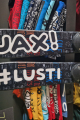 KRÁTKÉ LYŽE SNOW SKATE LUSTI - Ahoj! Teď jsme jeden team UAX! a ty v tom jedeš s náma!<br>Sdílej a užívej hashtag #uaxdesign